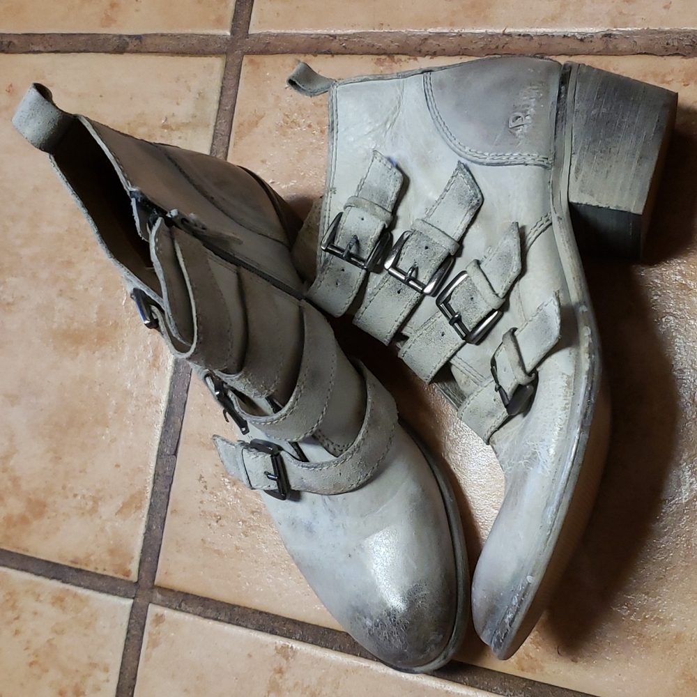 Roan cute distressed boots 👢